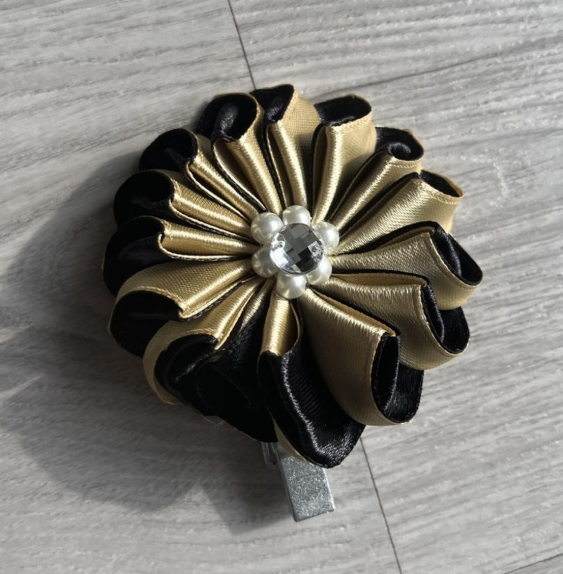 Výstavní klip na číslo pro psy – černo-zlatá saténová stuha s broží