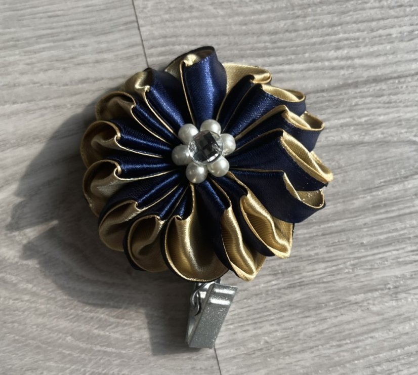 Výstavní klip na číslo pro psy – modro-zlatá saténová stuha s broží - Varianta: Varianta B