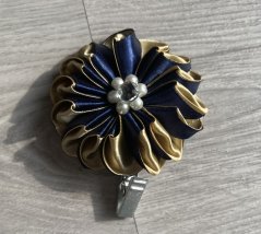 Výstavní klip na číslo pro psy – modro-zlatá saténová stuha s broží