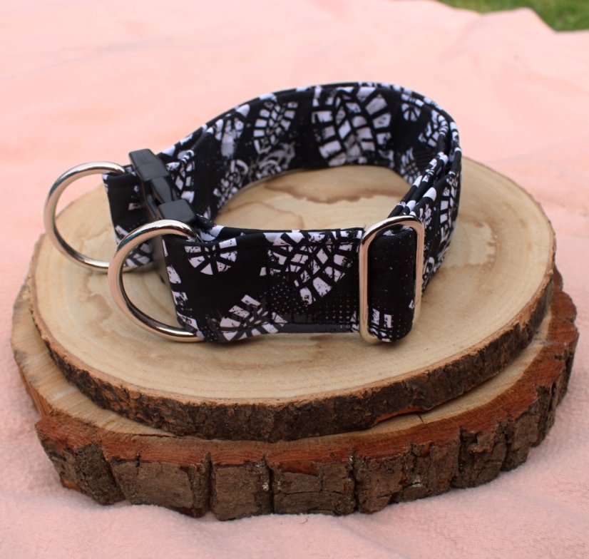 Bezpečnostní softshlelový obojek Waradog SAFETY footprints - Zapínání: plastová spona černá, Velikost obojku: 2XS  (šířka 1,5 cm, délka 21-32 cm)