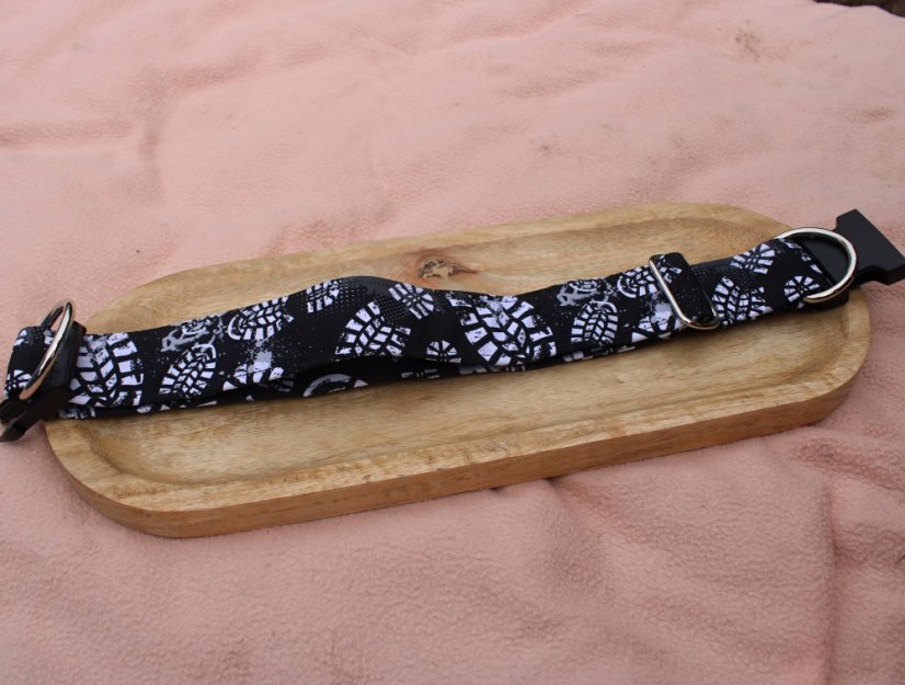 Bezpečnostní softshlelový obojek Waradog SAFETY footprints - Zapínání: plastová spona černá, Velikost obojku: 2XS  (šířka 1,5 cm, délka 21-32 cm)