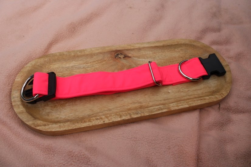 Bezpečnostní softshlelový obojek Waradog SAFETY  neon pink - Zapínání: plastová spona černá, Velikost obojku: 2XS  (šířka 1,5 cm, délka 21-32 cm)