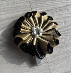 Výstavní klip na číslo pro psy – černo-zlatá saténová stuha s broží