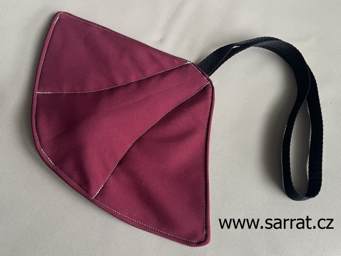Sofshellová pískací hračka Mantha burgundy