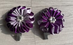 Výstavní klip na číslo pro psy – fialová saténová stuha s broží