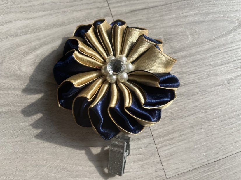 Výstavní klip na číslo pro psy – modro-zlatá saténová stuha s broží - Varianta: Varianta A