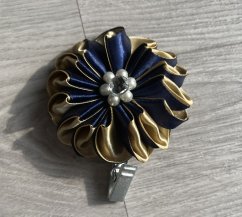 Výstavní klip na číslo pro psy – modro-zlatá saténová stuha s broží