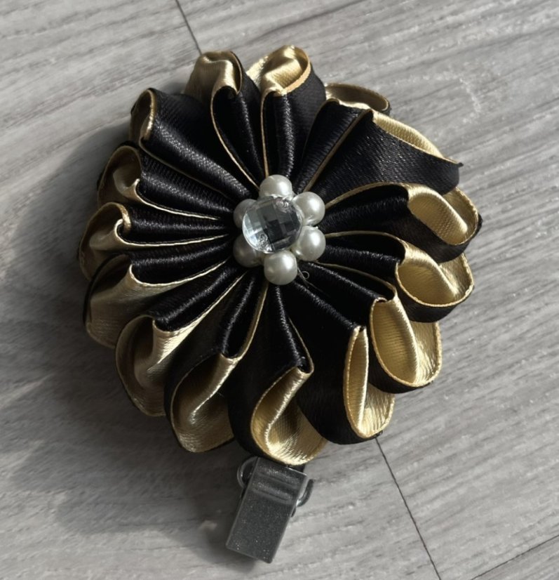 Výstavní klip na číslo pro psy – černo-zlatá saténová stuha s broží