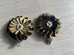 Výstavní klip na číslo pro psy – černo-zlatá saténová stuha s broží