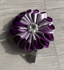 Výstavní klip na číslo pro psy – fialová saténová stuha s broží