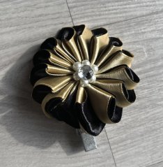 Výstavní klip na číslo pro psy – černo-zlatá saténová stuha s broží