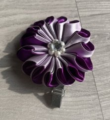 Výstavní klip na číslo pro psy – fialová saténová stuha s broží